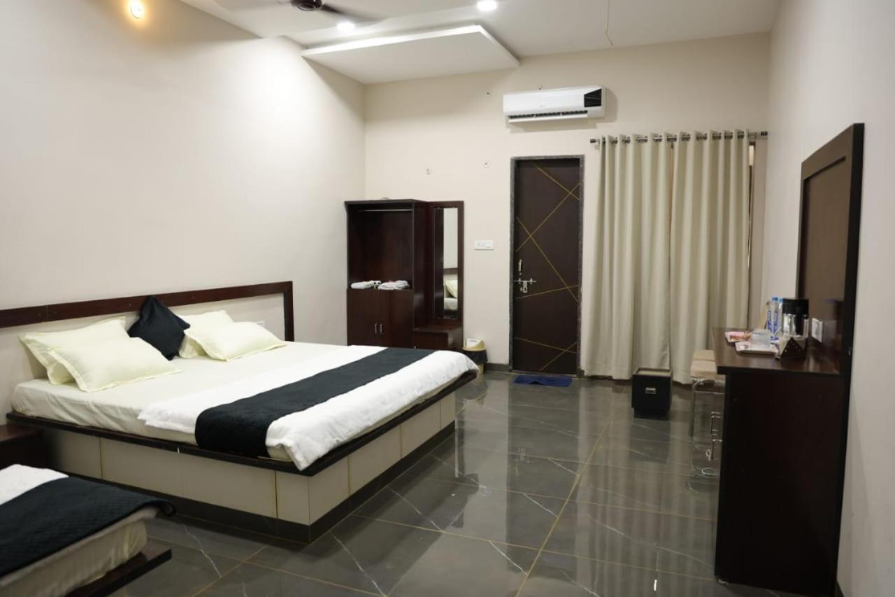 Navkar Palace Hotel & Resort, Sanawad Exteriér fotografie